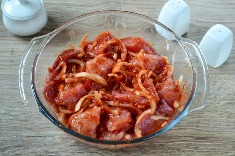 Как замариновать красный для шашлыка. Шашлык в томатном маринаде. мясо в маринаде для шашлыка. маринад томатный для шашлыка из свинины. шашлык в кетчупе маринад.