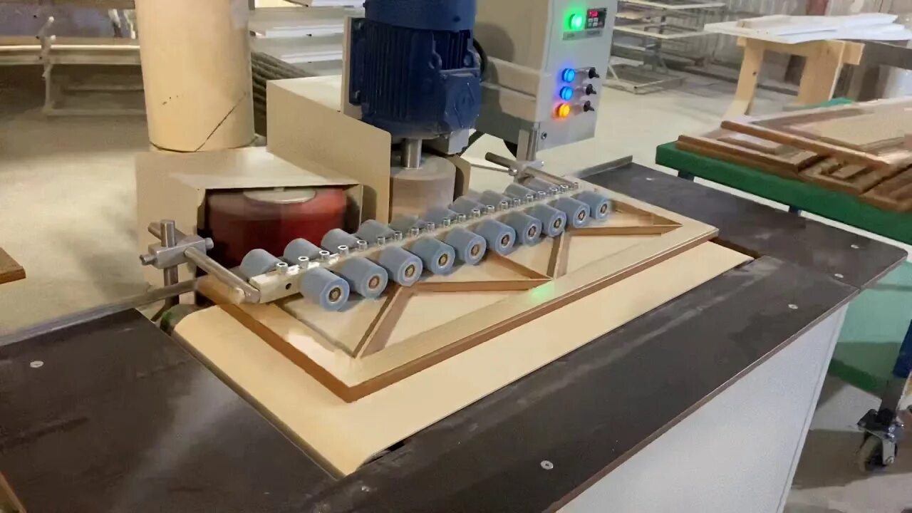 Станки мдф фасадов. Фрезеровка пф 4 мдф. Шлифовальный станок для шлифовки торцов мдф. Мебель ишлаб чиқариш. Шлифовщик мебельных фасадов.