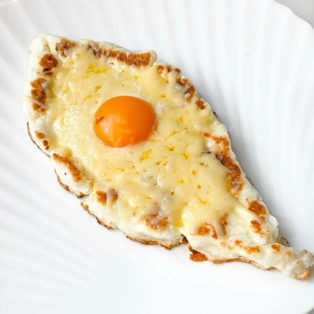 Хачапури на сковороде с творогом и яйцом. Пп хачапури по аджарски. аджарский хачапури пп. хачапури по-аджарски творожные. хачапури по-аджарски на сковороде.