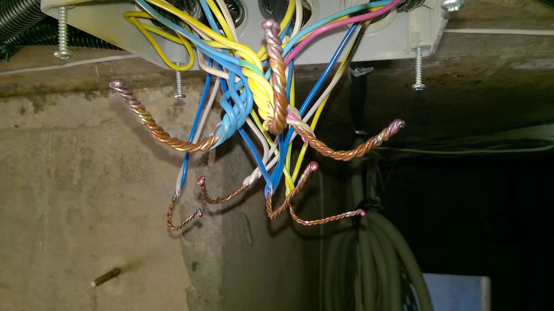 Срастить два провода без пайки. Электрические провода. Провод для электропроводки одножильный пв 3. Скрутка ввг 2. Монтаж проводов.