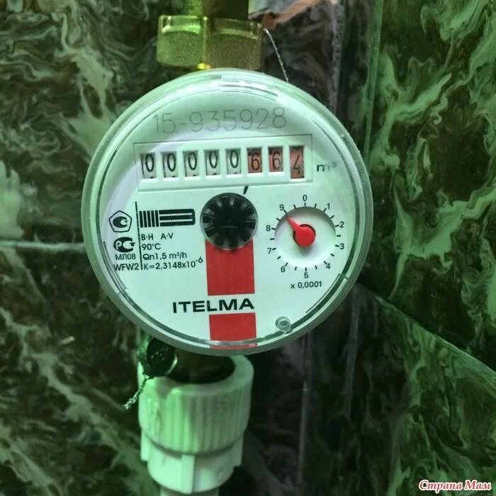 Крутящийся счетчик. Счётчик воды крутится\. Водяной счетчик крутит в обратную сторону. Счётчик холодной воды itelma wfk20. Водосчетчик крутится.