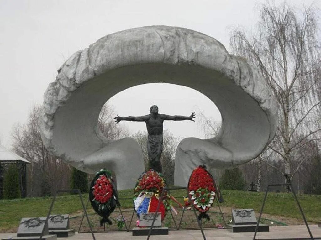 Где находится памятник чернобыльцам. Чернобыль Митинское кладбище. Памятник ликвидаторам Чернобыльской АЭС. Памятник ликвидаторам Чернобыльской Митино. Памятник в Митино героям ликвидаторам.