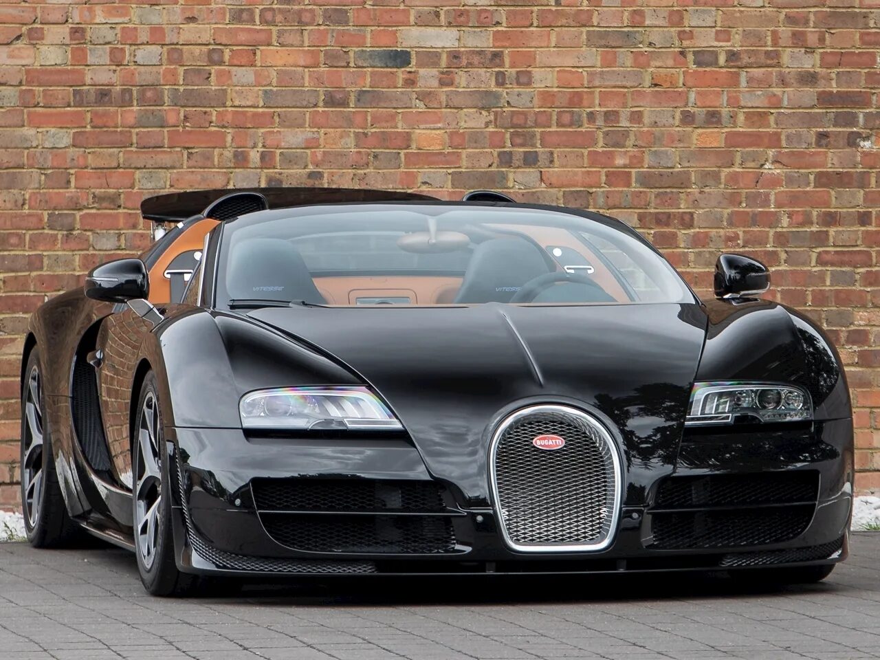 Сколько лошадиных сил в бугатти. Bugatti Veyron 16.4 Grand Sport Vitesse. Bugatti Veyron 16.4 super Sport Black. Бугатти 16. Bugatti Veyron Grand Sport Vitesse.