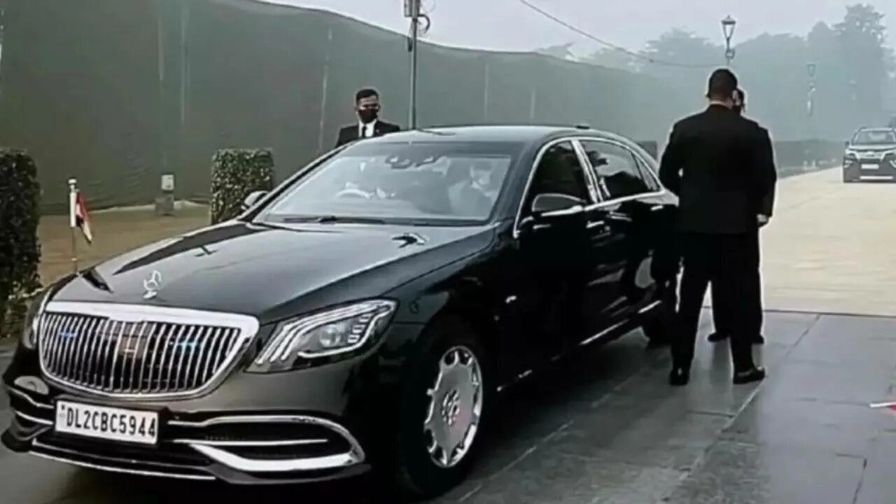 Мужчина в майбахе. Не ездят на майбахе. Панорамная крыша maybach 62. Мерседес жириновского. Моргенштерн maybach.