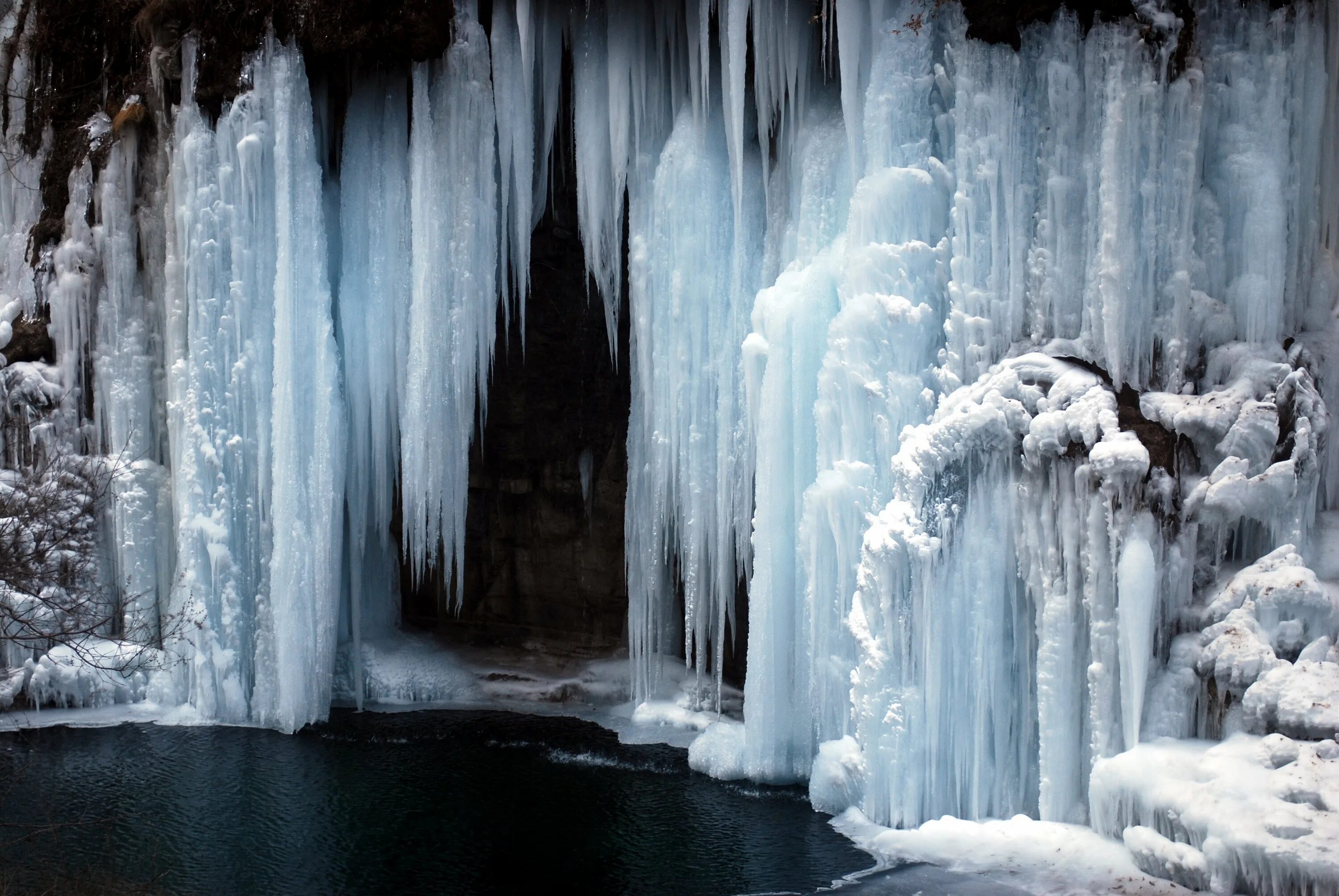 Замерзший водопад Abiqua, Орегон США. Замерзший водопад Фенг. Замёрзший водопад Ридо, Канада. Водопад Шдугра.