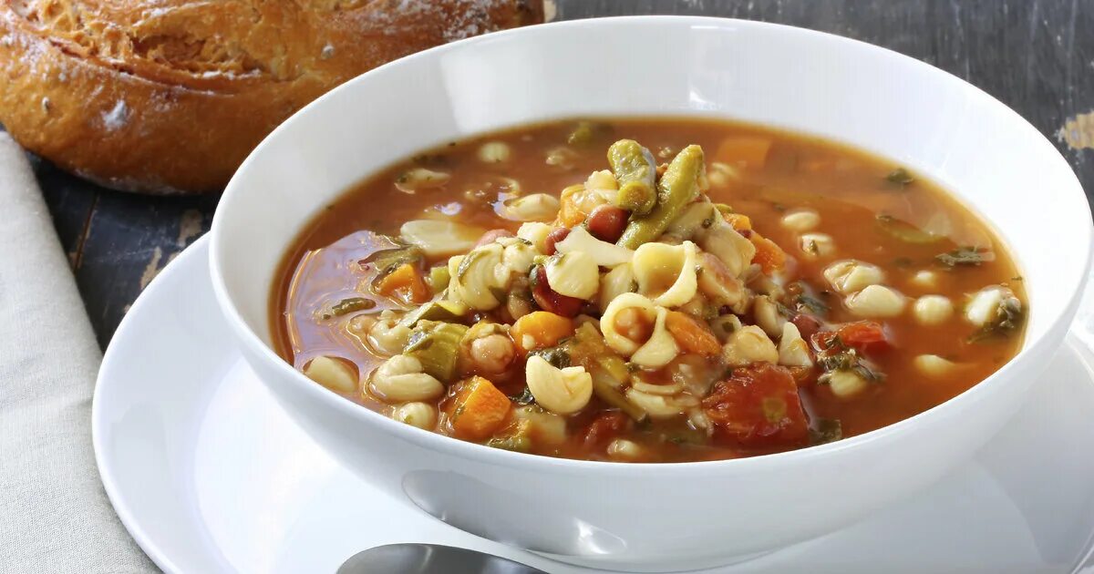 Meddlie soup. Минестроне со спагетти. Минестроне суп со спагетти. Суп с макаронами калорийность. Суп из фасоли и макарон.
