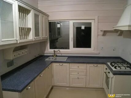 Кухня со шкафами на столешнице