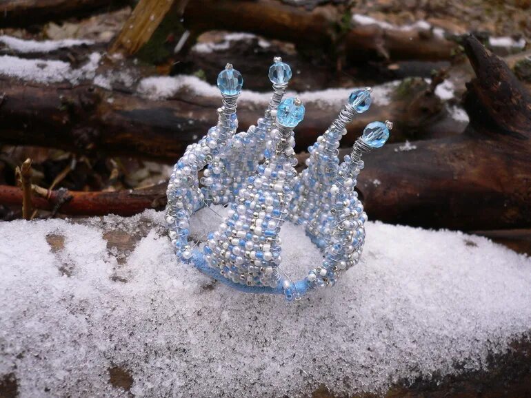 глазки сделали ему из светлых льдинок. кусок снега. ледяное сердце. глазки сделали ему из светлых льдинок. сердечко из льда.