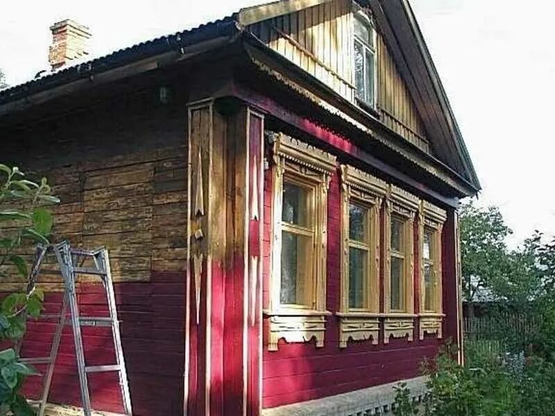Какой краской покрасить дачу. Домик покрасить деревянный. Покраска старого деревянного дома снаружи. Старый деревянный дом. Покраска старого деревянного дома.