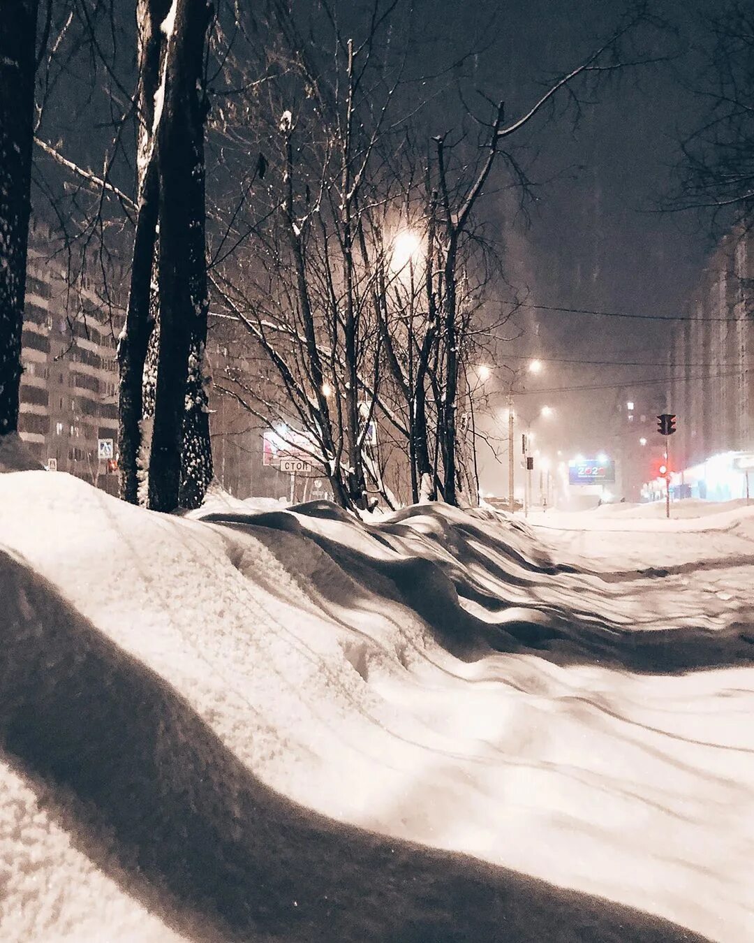 Снежная улица. Снег на улице. Улица зима. Улица зима ночь. Включи видео снежная