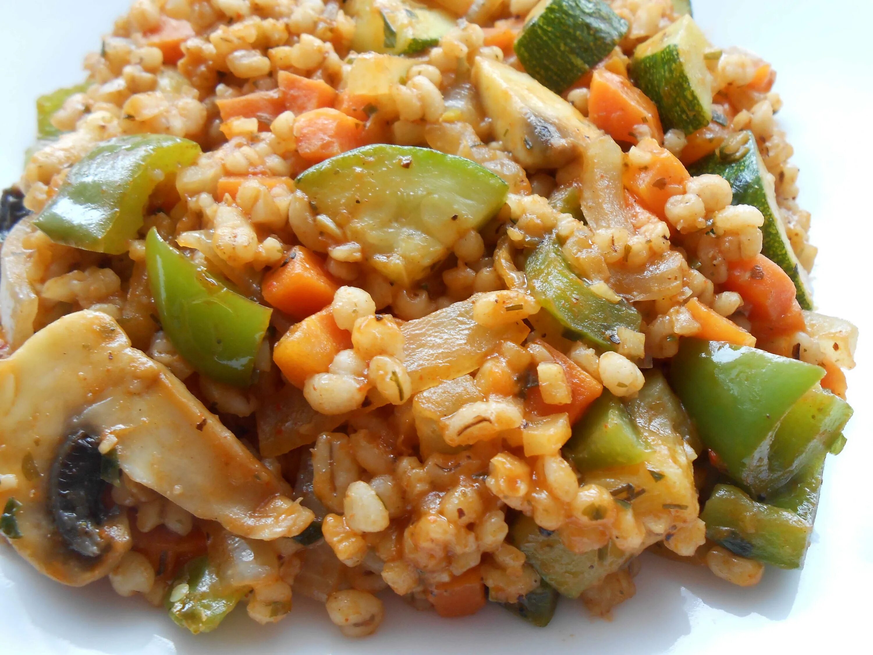 Перловка с овощами рецепты. Перловка с овощами. перловая каша с овощами. блюда из перловой крупы с овощами. лапша перловая с овощами.