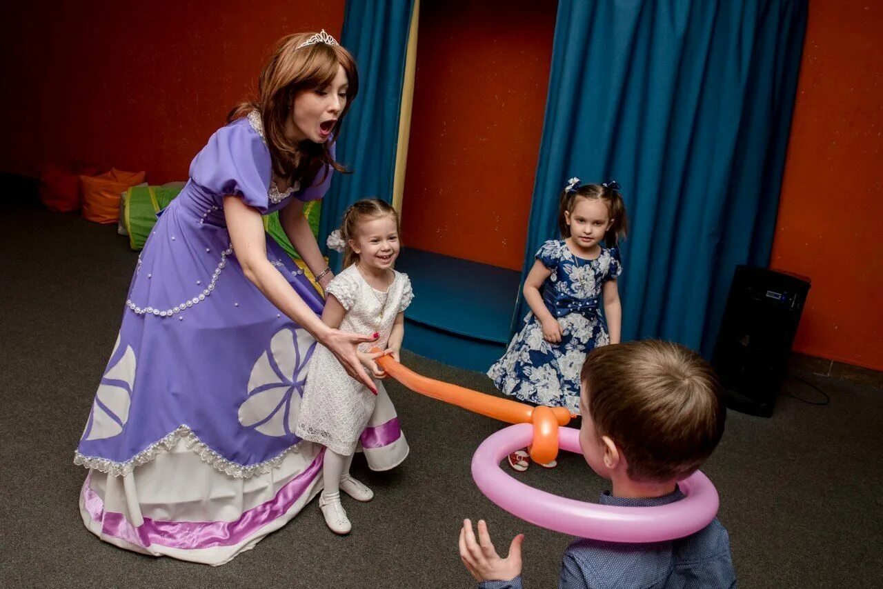 Аниматор образ принцессы. Аниматор принцесса. Аниматоры принцессы на детский праздник. Белоснежка костюм аниматора. Аниматор белоснежка.