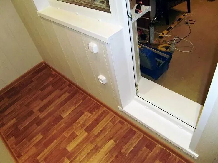 Плитка на порог балкона. Порог пвх на балкон. Порог лоджии. Ламинат на пороге балкона. Подоконник мюллер порожек на балкон.