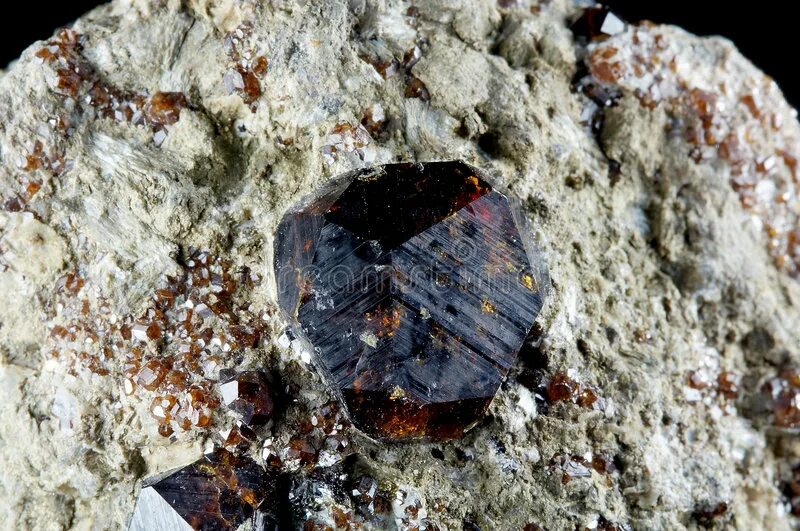 Гранат в граните. Гранат минерал в породе. Гранат пироп минерал. Альмандин и пироп. Гранат в граните.