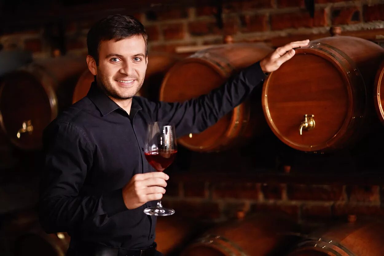 Сомелье 3. Сомелье коньяк. Сомелье в ресторане. Do immigration винный бар. Сомелье.