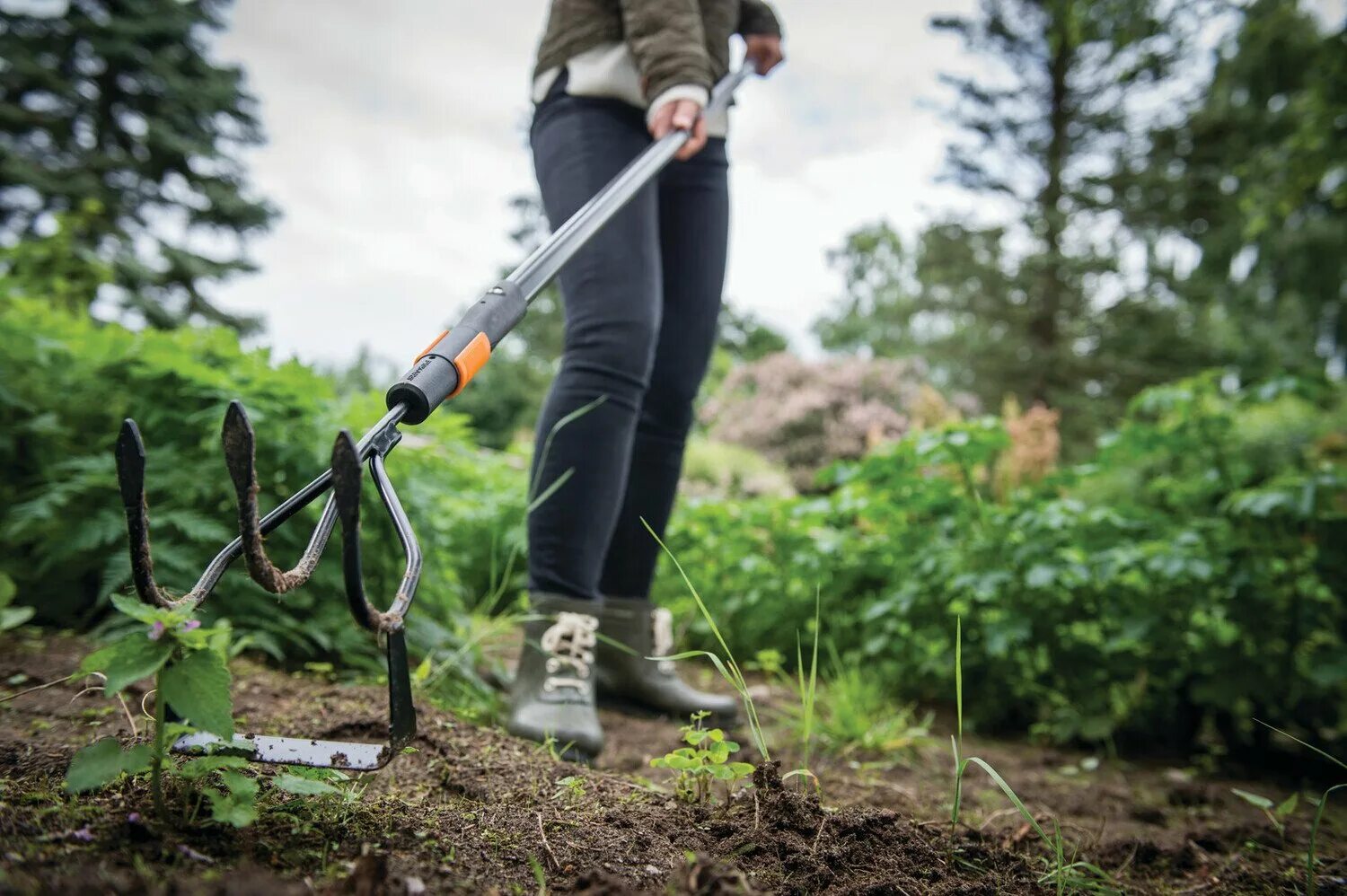 Рыхление проводят для а также для лучшего. Fiskars QUIKFIT. Тяпка-культиватор fiskars. Фискарс тяпка мотыга. Культиватор Фискарс Гардена.