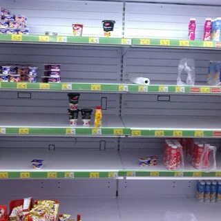 В магазине на полках игрушки стоят