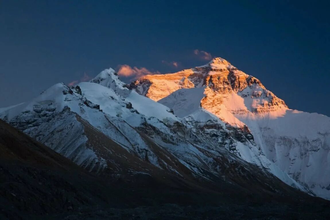 Более высокая гора. Вершина горы Джомолунгма. Джамалумба гора и Эверест. Уральские горы Эверест. Самая высокая вершина горы Гималаи.