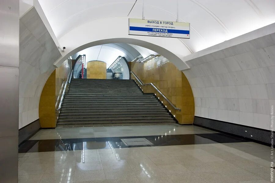 Переход со станции метро. Сокол станция метро лестница. Станция тургеневская переход на сретенский бульвар. Тверская станция метро схема. Курская кольцевая центр зала.