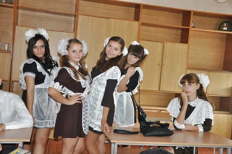 Плохие одноклассницы. Русские школьницы в классе. старшеклассницы в классе. девятиклассницы в школе. одноклассницы в школьном.