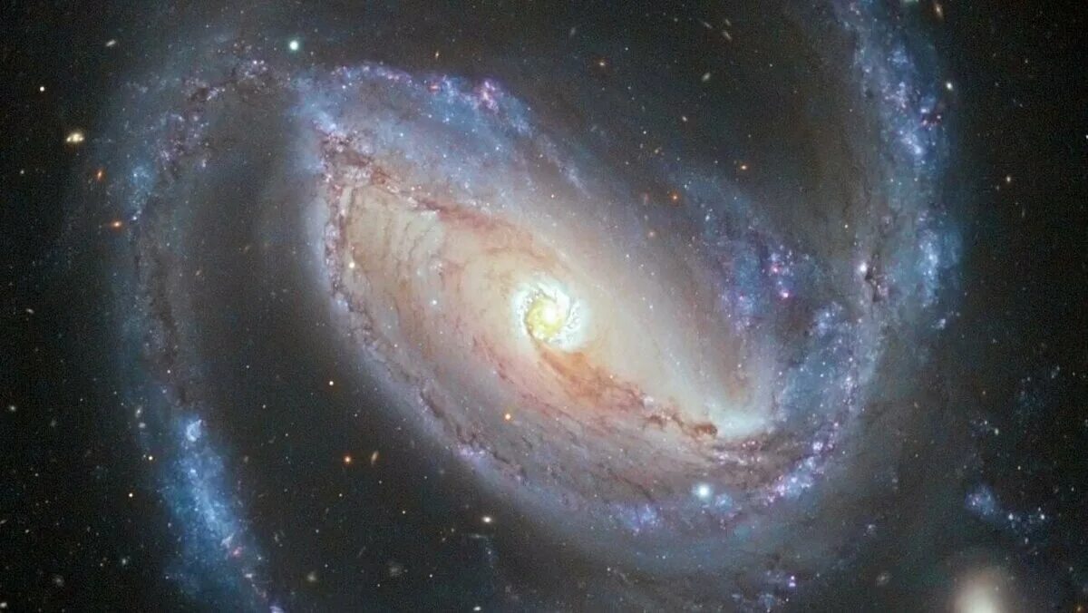 Где расположен центр нашей галактики. Галактика NGC 1097. Сверхмассивная чёрная дыра в центре Млечного пути. Черные дыры в нашей галактике Млечный путь. Чёрная дыра в галактике Млечный путь.