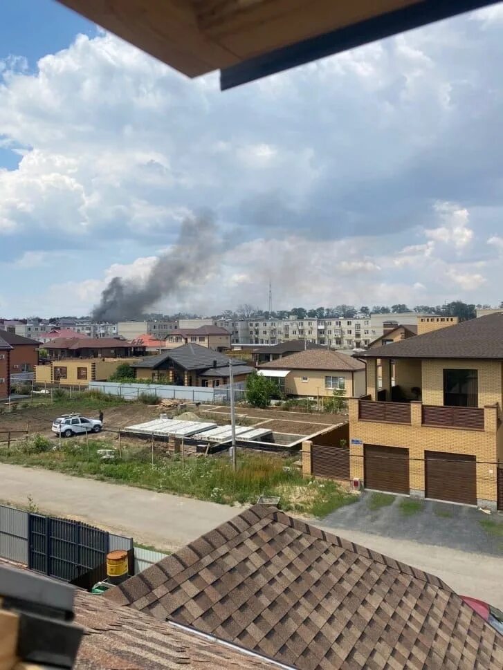 Что творится в таганроге. ЖК Андреевский. Беспилотник рухнул на жилой дом в Таганроге. Сгорел частный дом Андреевский Таганрог. ЖК Андреевский Таганрог улица.