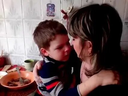 Мама лапает маленького