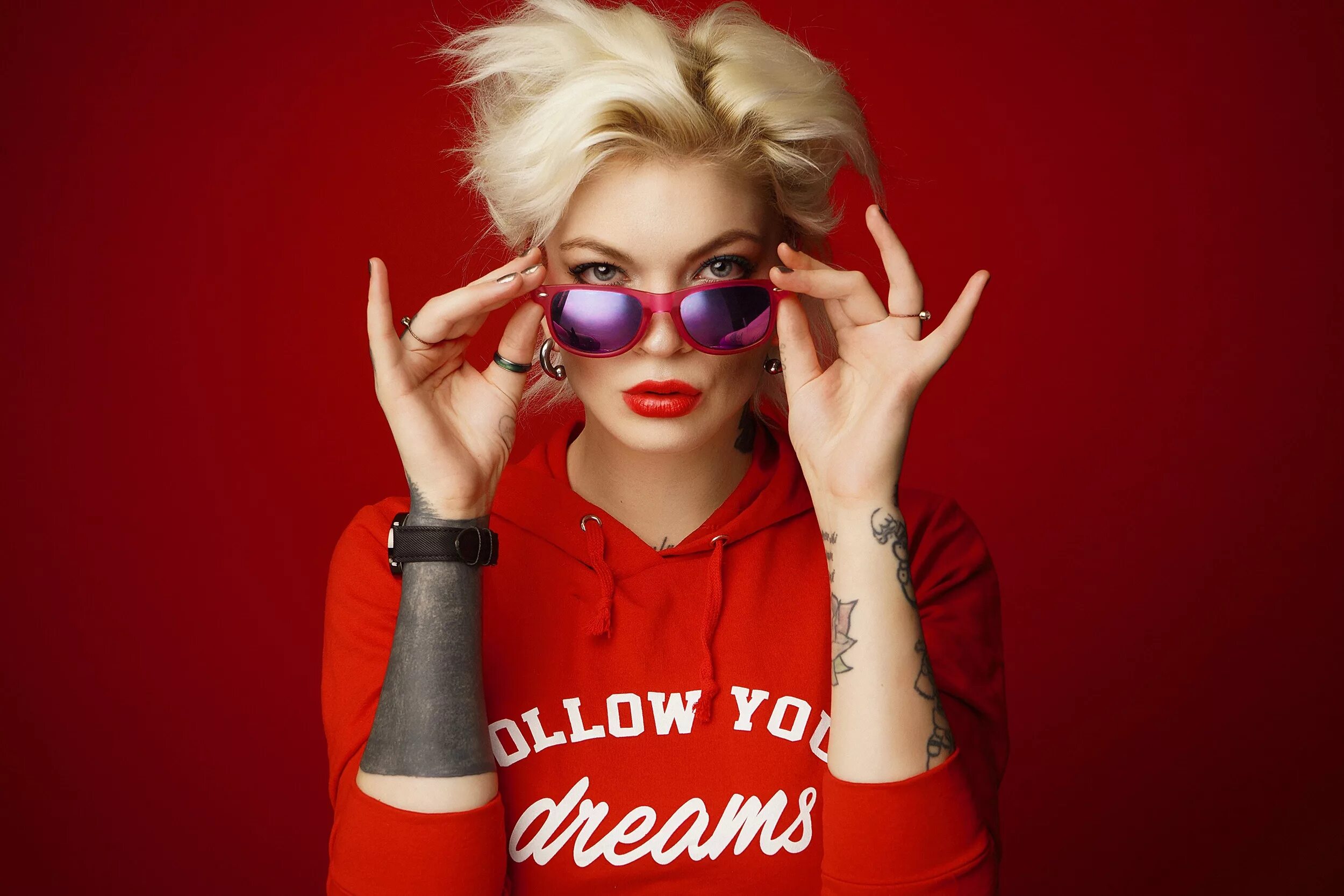 Блондинка в солнечных очках. Гламурные картинки. Блондинка в солнцезащитных очках. Блондинки в красных очках. Блондинки в красных очках.