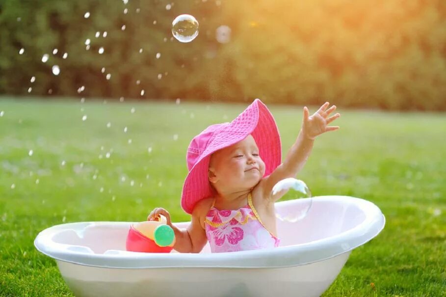 Помогать маме по дому. Ребенок умывается. Маленькая девочка моет. Девочка моет посуду. Моется в ванной.