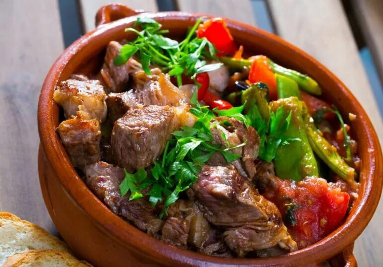 чанах со свининой. чанах со свининой. грузинское чанахи. мясо с овощами в горшочках. грузинский суп чанахи.