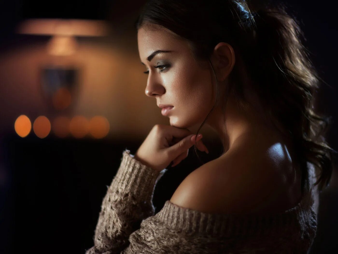 Страстное лицо девушки. Гордый взгляд. Грусть фото. Брюнетка с боку. Пронзительный взгляд девушки.