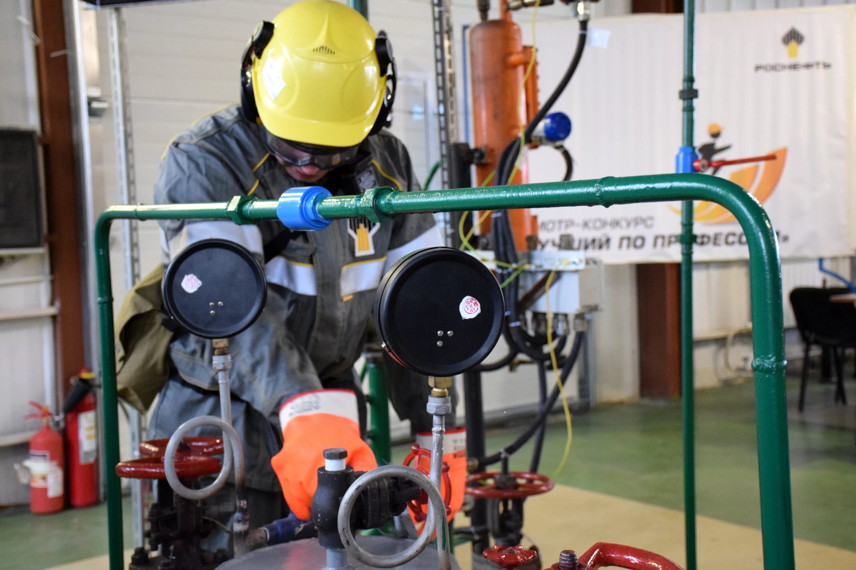 Оператор технологических установок нпз. Профессия оператор технологических установок. Оператор технологических установок нпз. Операторная омский нпз. Оператор технологических.