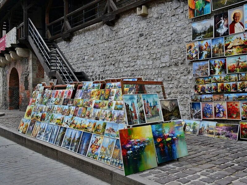 За сколько продают картины. Выставка продажа картин. Ярмарки художников в Москве. Продают картины на улице. Уличная выставка открыток.