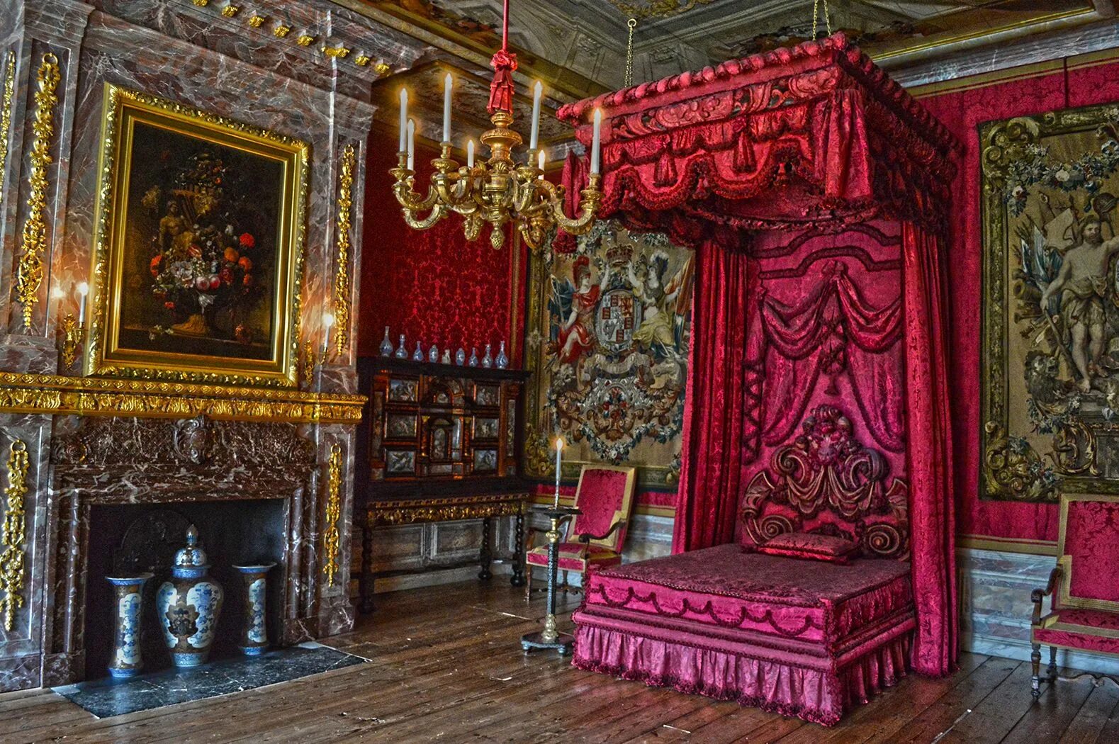 Покои комната. Версаль спальня короля. Дворец фонтенбло королевские спальни. Опочивальня марии федоровны екатерининский дворец. Спальня императора, дворец фонтенбло.