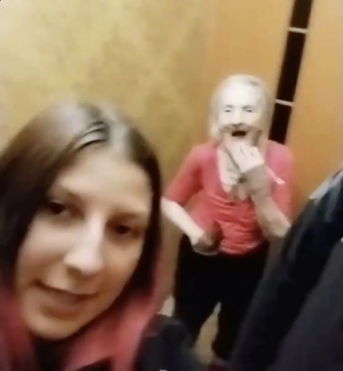 Издевательство над бабушкой. Внучка издевается. Издевались над бабушкой. Подростки избили сверстницу. Внучка издевается.