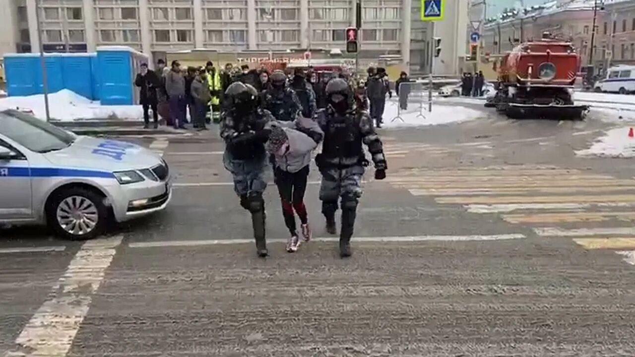 Что случилось а москве сегодня. Несогласованный митинг в Москве. Ситуация в центре Москвы сейчас. Жесткие задержания в центре Москвы. Митинг в центре Москвы сейчас прямой эфир.