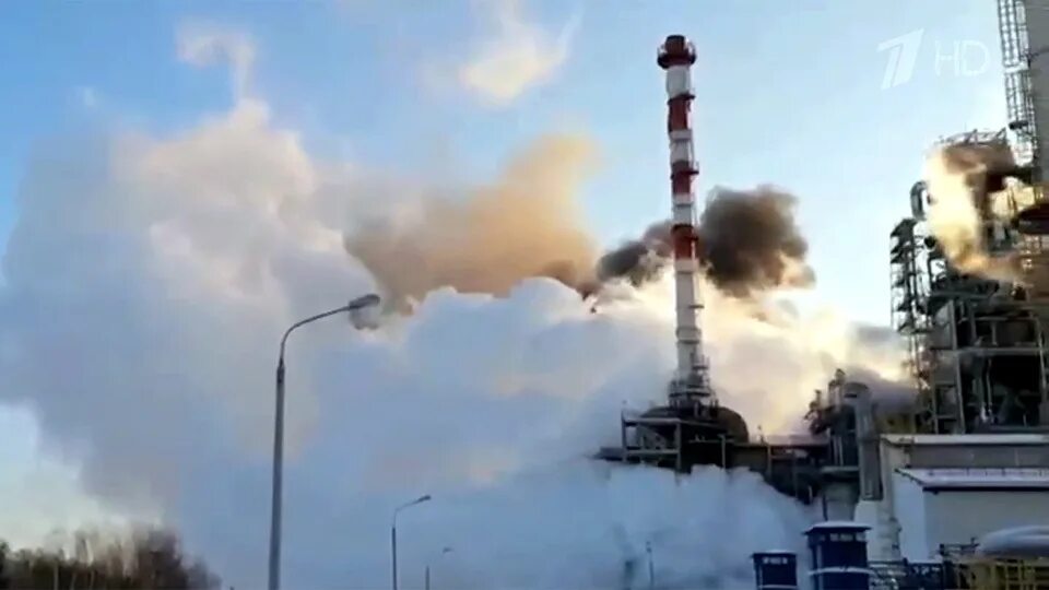 Взрыв на нпз в новокуйбышевске. Тюмень пожар НПЗ Антипино. Завод в Тюмени нефтеперерабатывающий горит. Пожар на Тюменском заводе нефтеперерабатывающем. Тюмень горит завод сейчас.