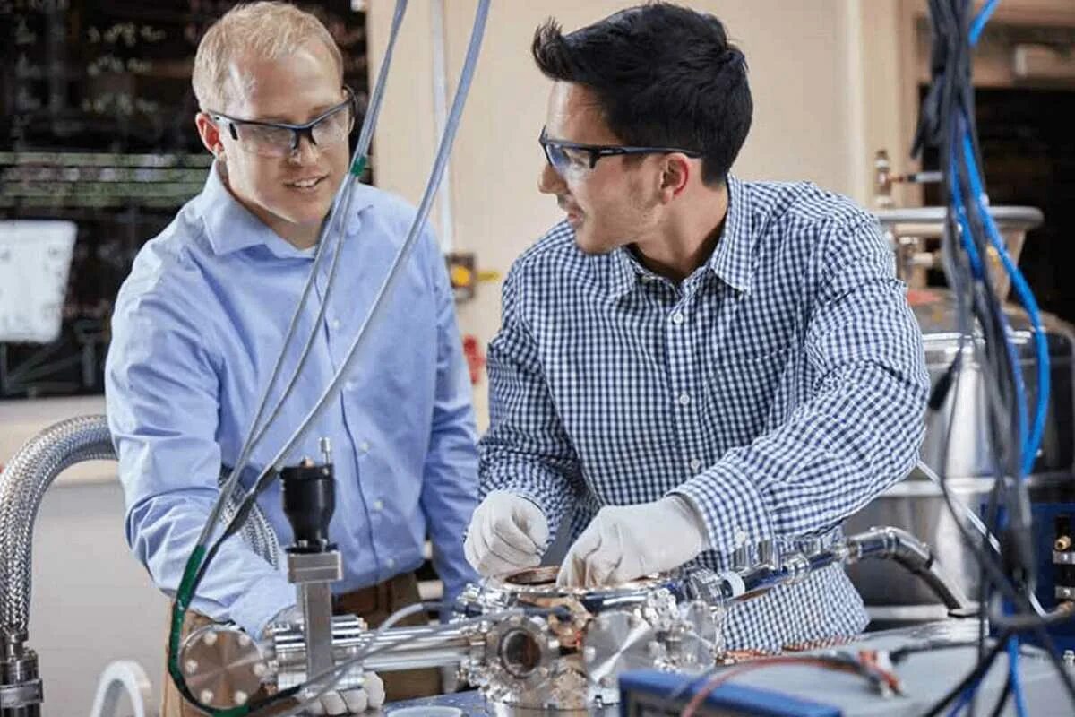 Ученые физики в лаборатории. Квантовый физик вузы. Квантовый физик вузы. Биоквантовый компьютер адам. Ученый квантовый физик.