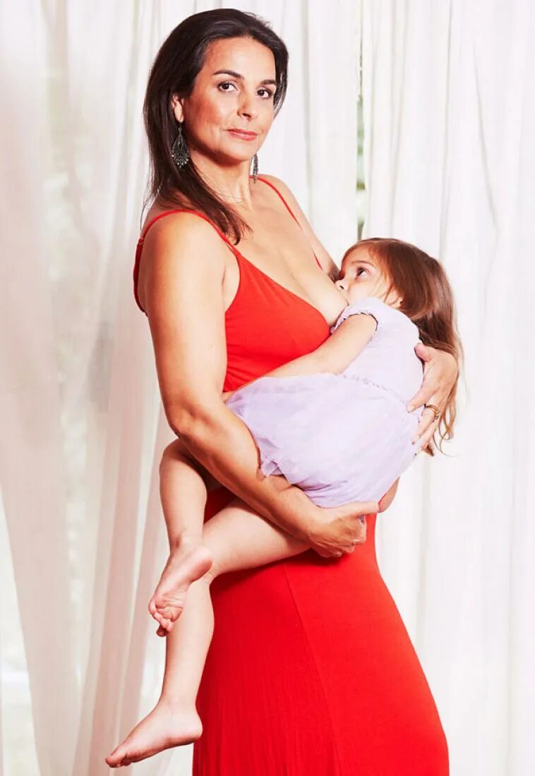 Австралийка Маха Аль Муса грудью. Кормление грудью. Женщина с ребенком. Женщина со взрослыми детьми. Молодая мама крупно