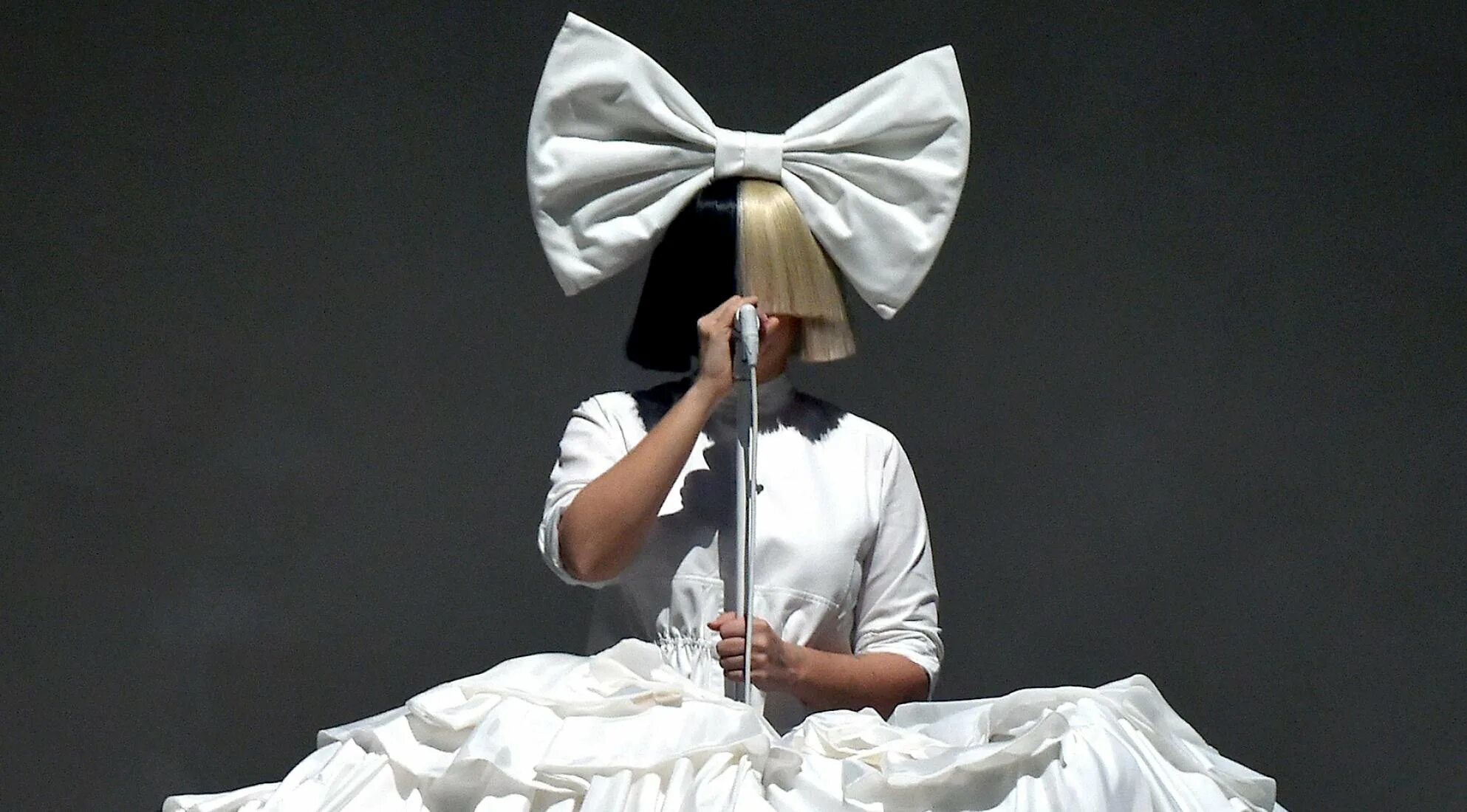 Как выглядит певица. Австралийская певица sia. sia 2009. sia певица обложка. sia американский музыкант.