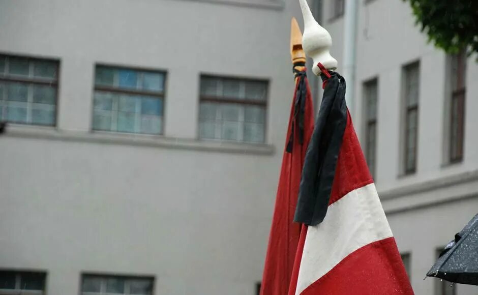 Траурный флаг. Латвийский флаг с траурной лентой. Траурная лента Украина. Флажок траурный. Флаг с траурной лентой фото