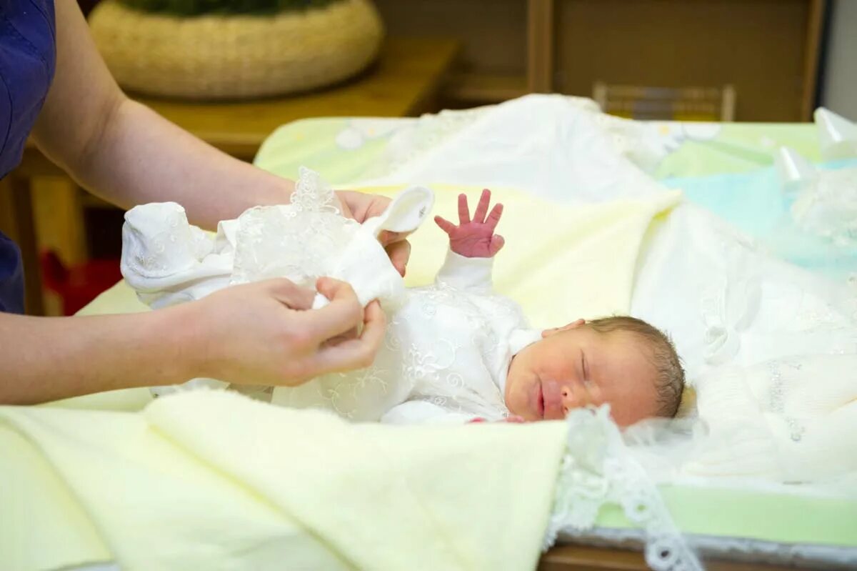 Выписка новорожденных. Выписка новорожденных из роддома. Новорожденный ребенок выписка. Новорожденные дети на выписке.