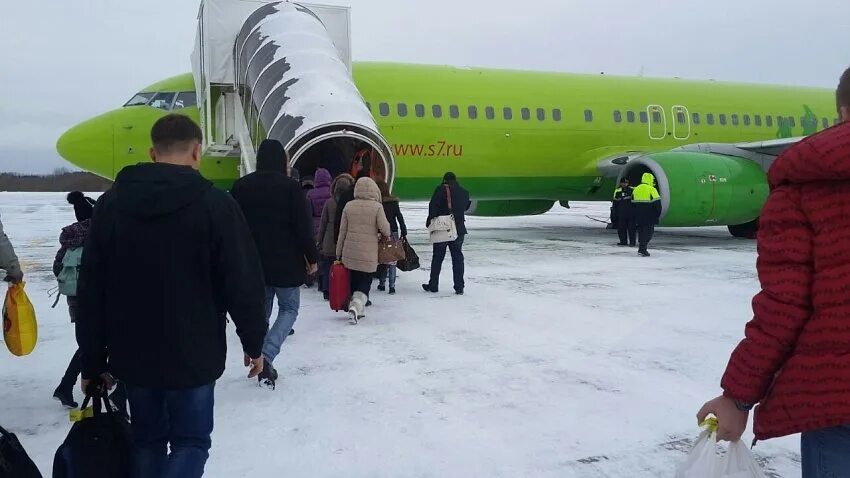 Самолет кемерово. Самолёт с7 в аэропорту Домодедово зима. Самолеты в аэропорту Домодедово зимой. Самолет с7 зимой. Самолет Кемерово Москва.