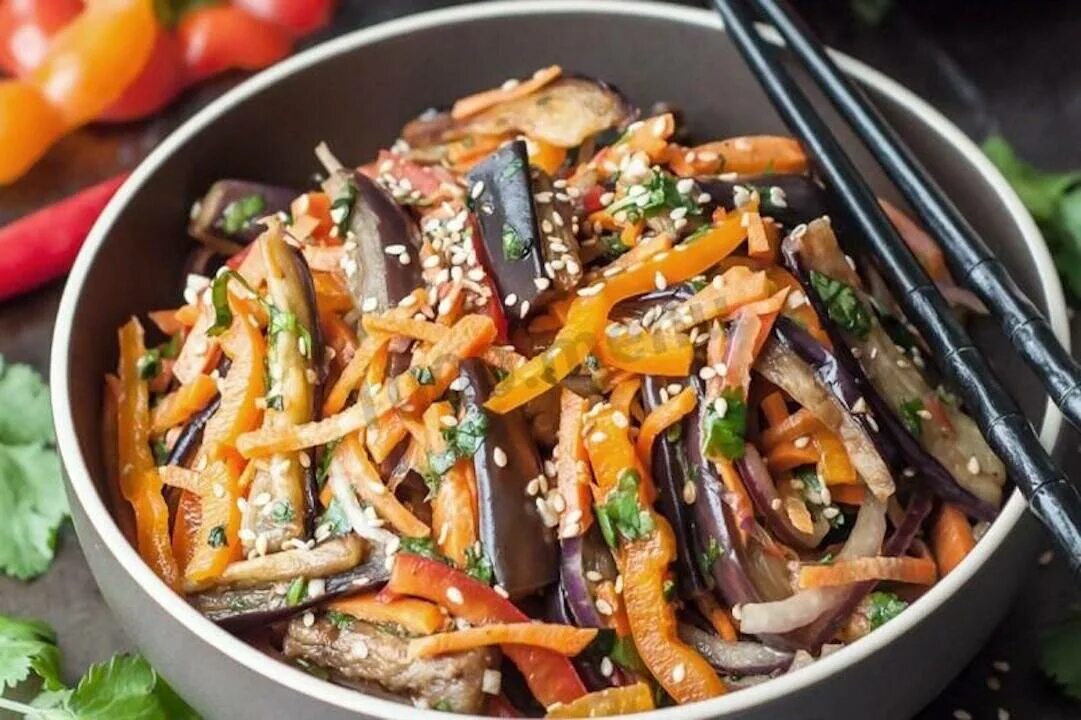 Вкусный рецепт баклажан с овощами. Баклажаны с морковью и чесноком. Баклажаны маринованные с чесноком. Баклажаны по-корейски. Баклажаны по-корейски на зиму.