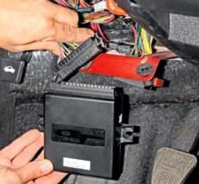 Нива шевроле где блок сигнализации. Нива шевроле где блок сигнализации. Блок сигнализации шевроле нива. Блок апс нива шевроле. Нива шевроле где блок сигнализации.