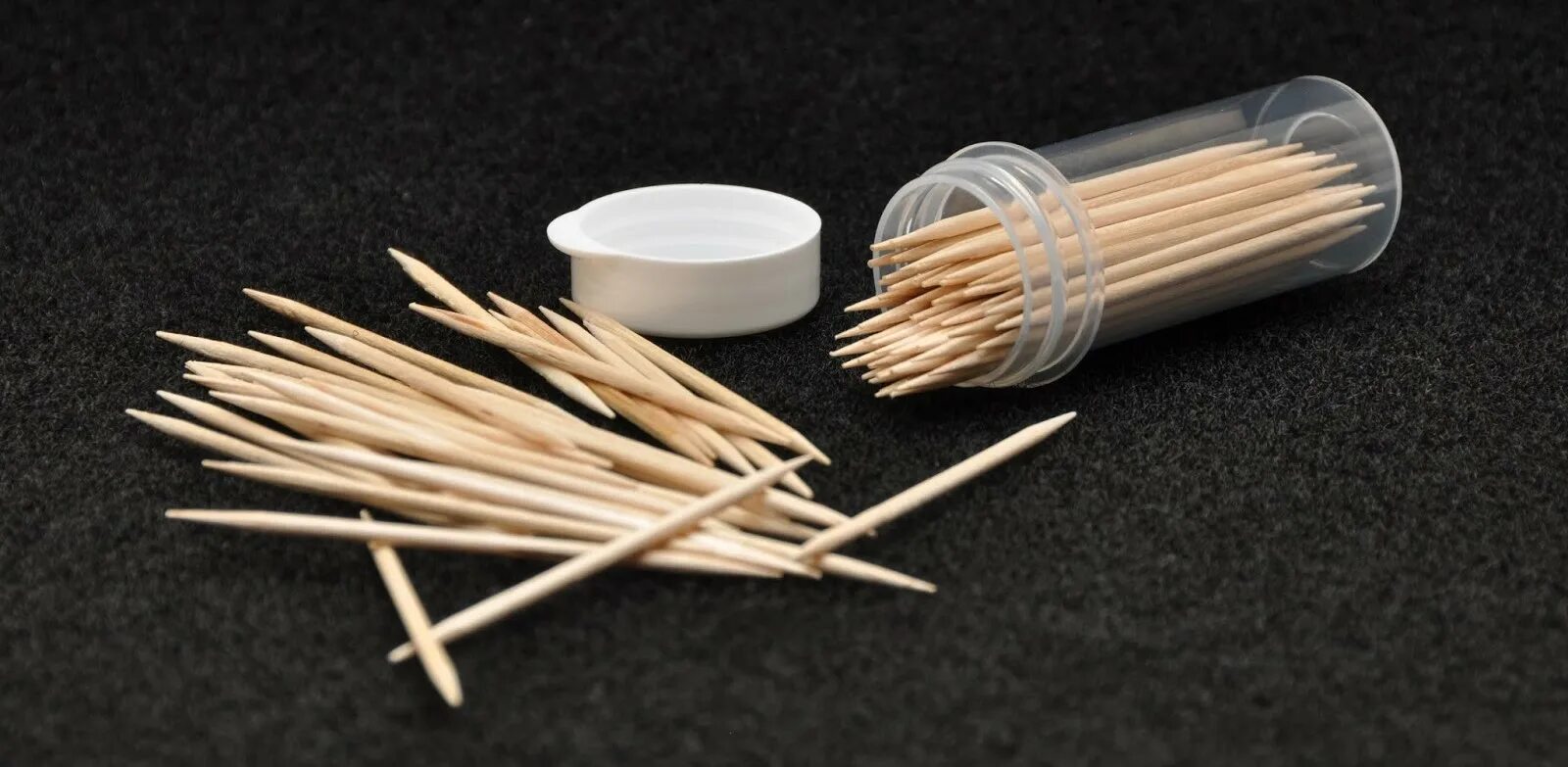 Первый день на работе ежик с узелком. Крутой с зубочисткой. Зубочистки бамбуковые kwn202d komfi (в круглой тубе) (1/12). Vetta. Зубочистки для детей.