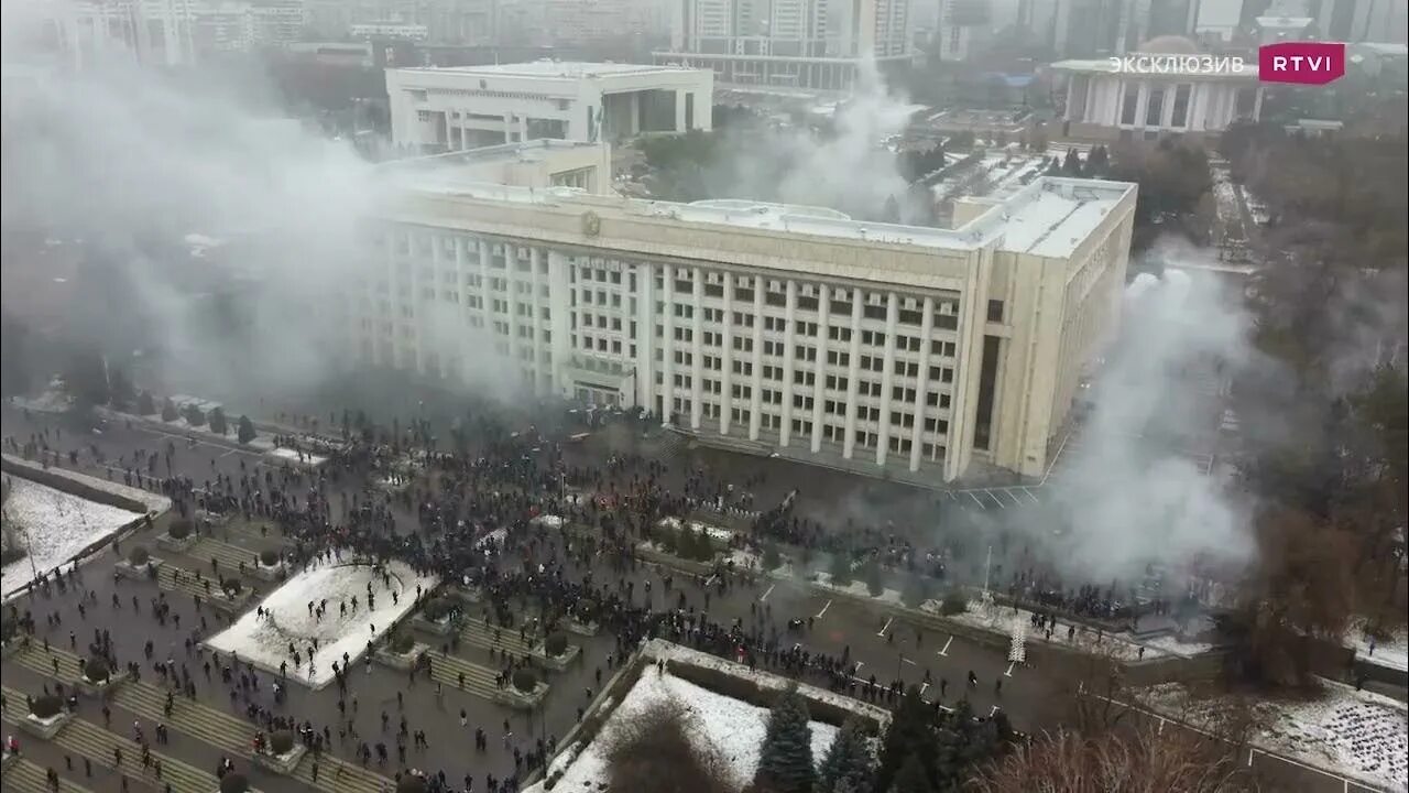 Сейчас будет в алма ате землетрясение. Дом правительства в казахстане сгорел. акимат горит. здание правительства казахстана горит. штурм акимата алматы.