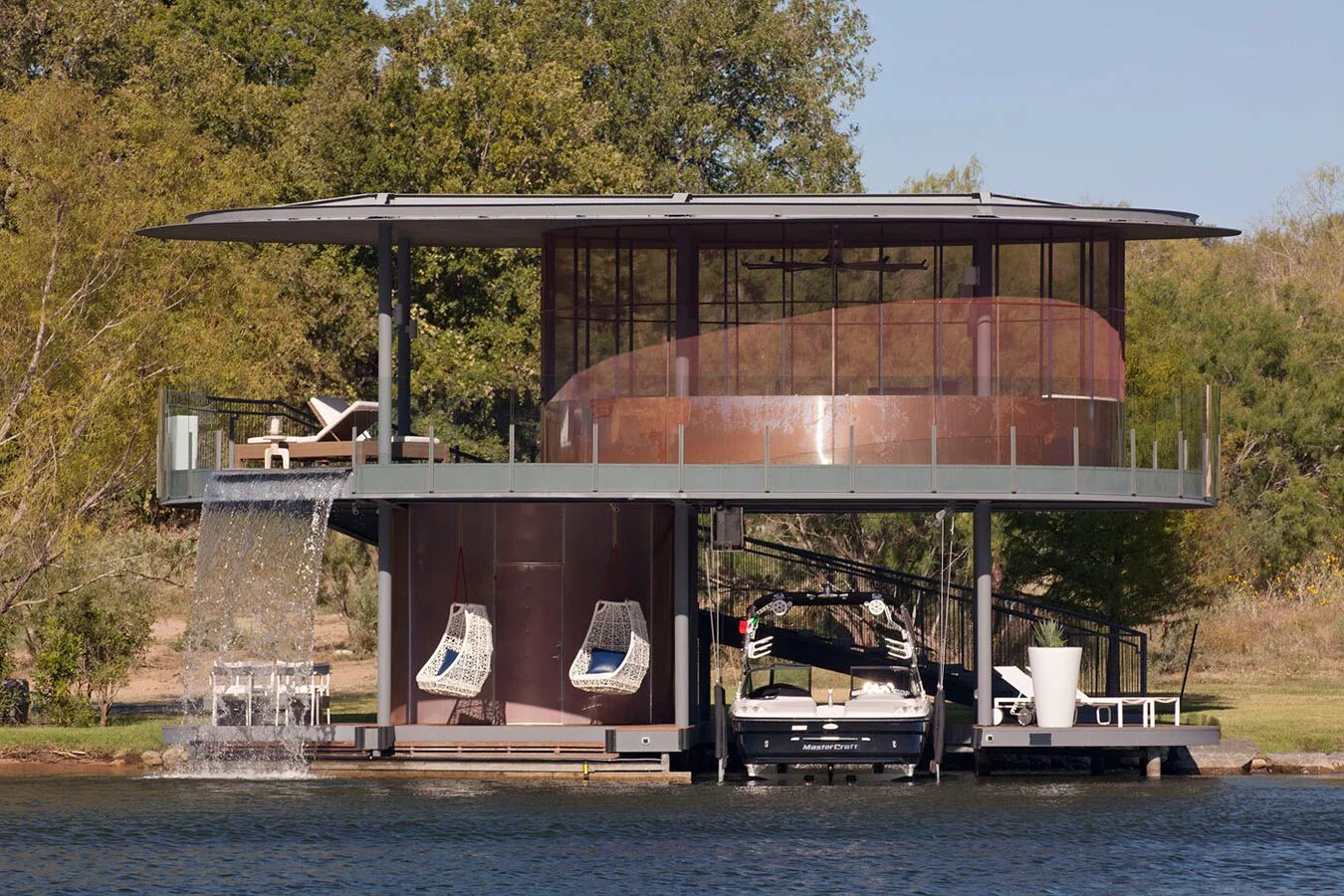 Лодочный гараж. Лодочный домик / the boathouse (2025). дом – эллинг на озере сент-джозеф. эллинг лодочная станция на воде. эллинг на лодочной станции.