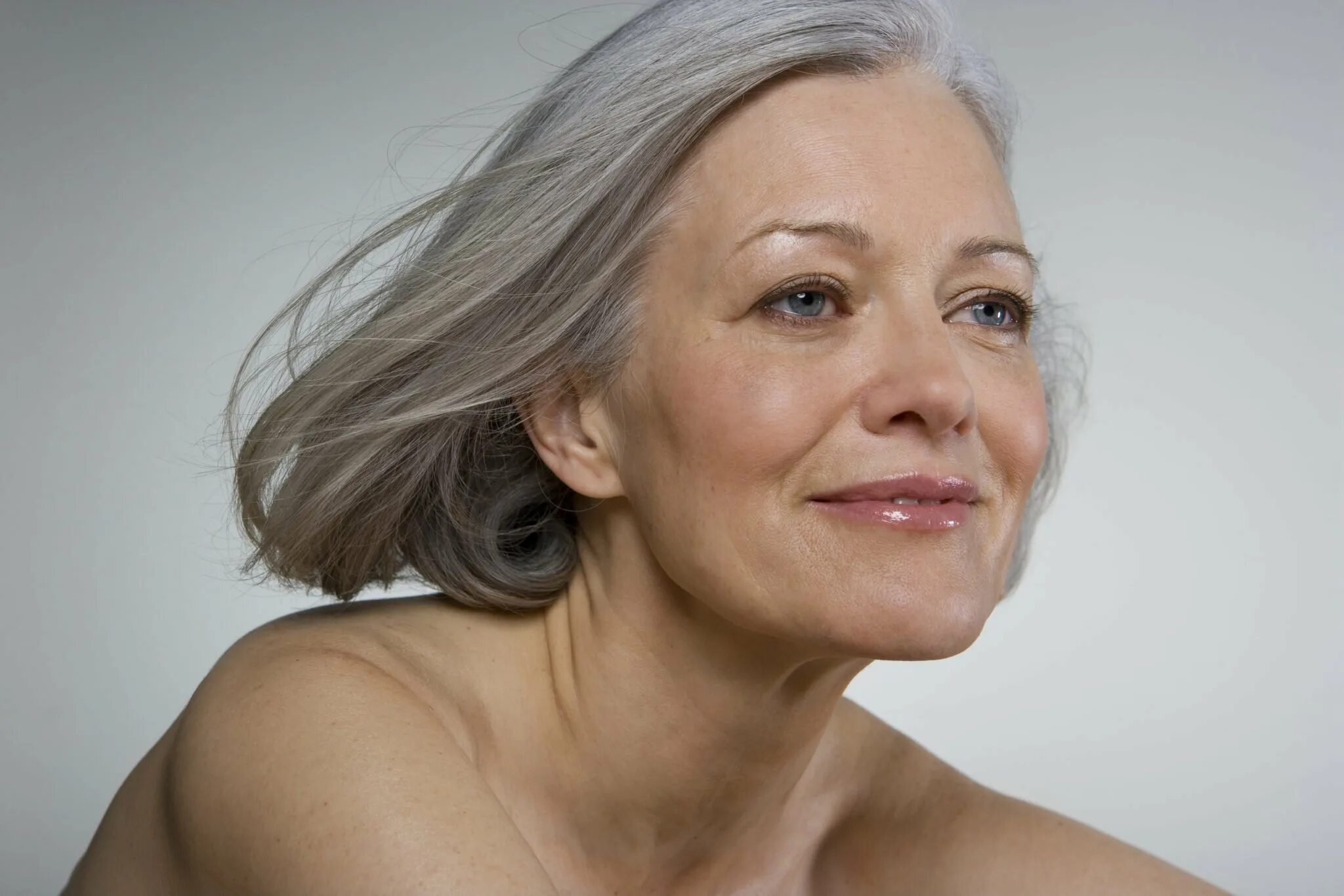 Old woman 18. Красивые старые женщины. Фотосессия пожилой женщины. Женщина с морщинами. Женское лицо в возрасте.