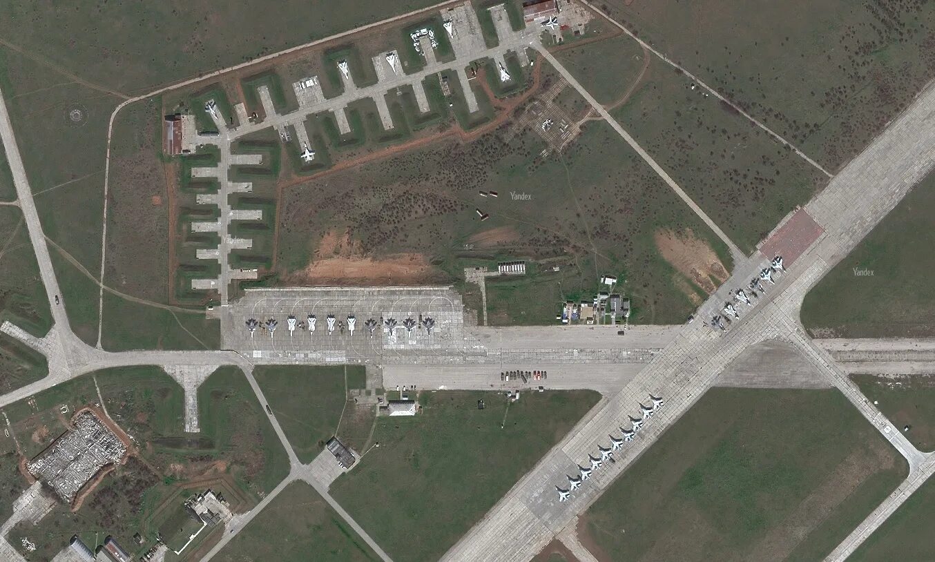 Секретные города ссср. Красноярск-26 город. Мурманская область печенга поселок спутник. Видяево мурманская область. Снимок авиабазы в крыму.